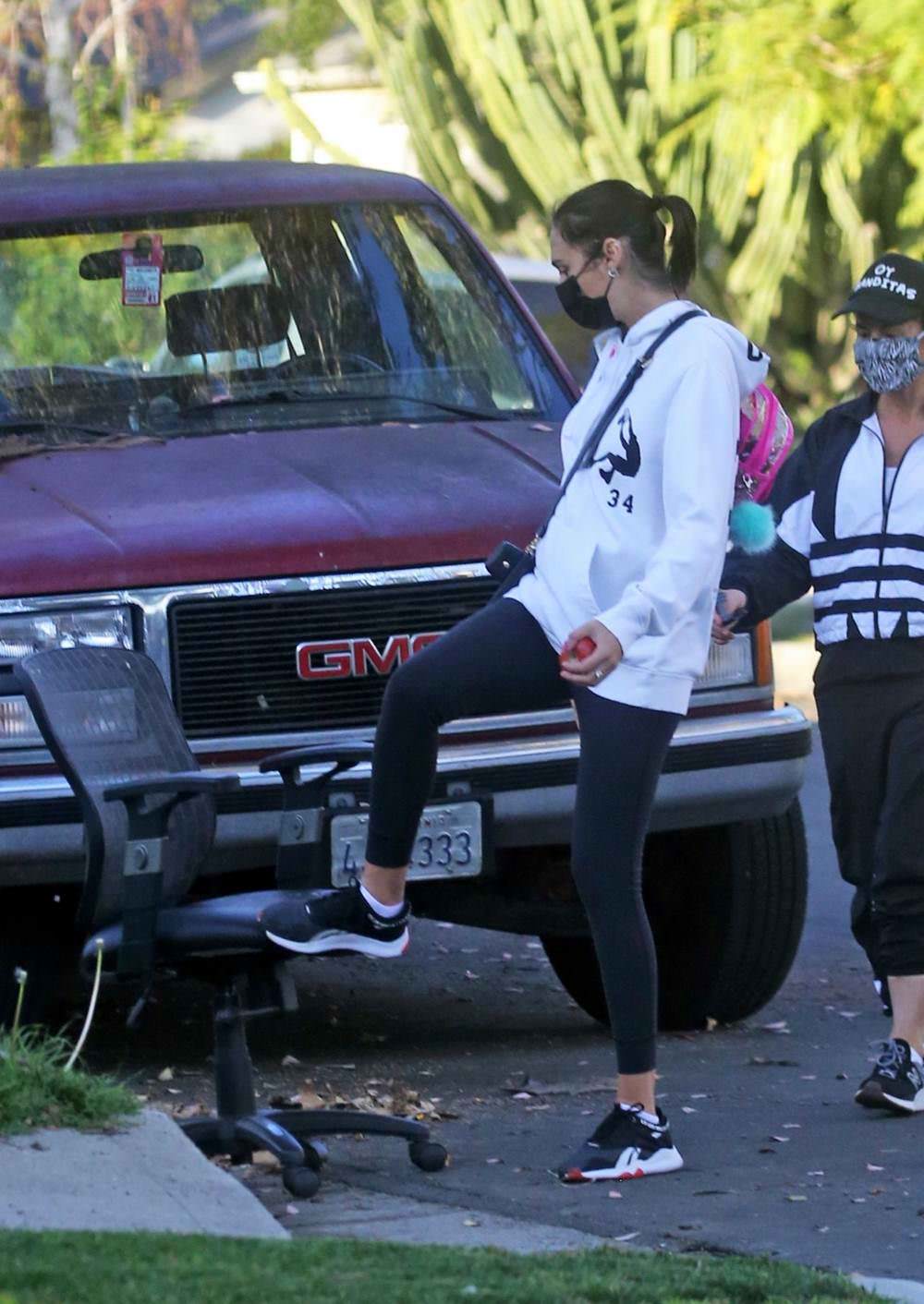 gal gadot rocks a sporty style in studio city with her daughter 2