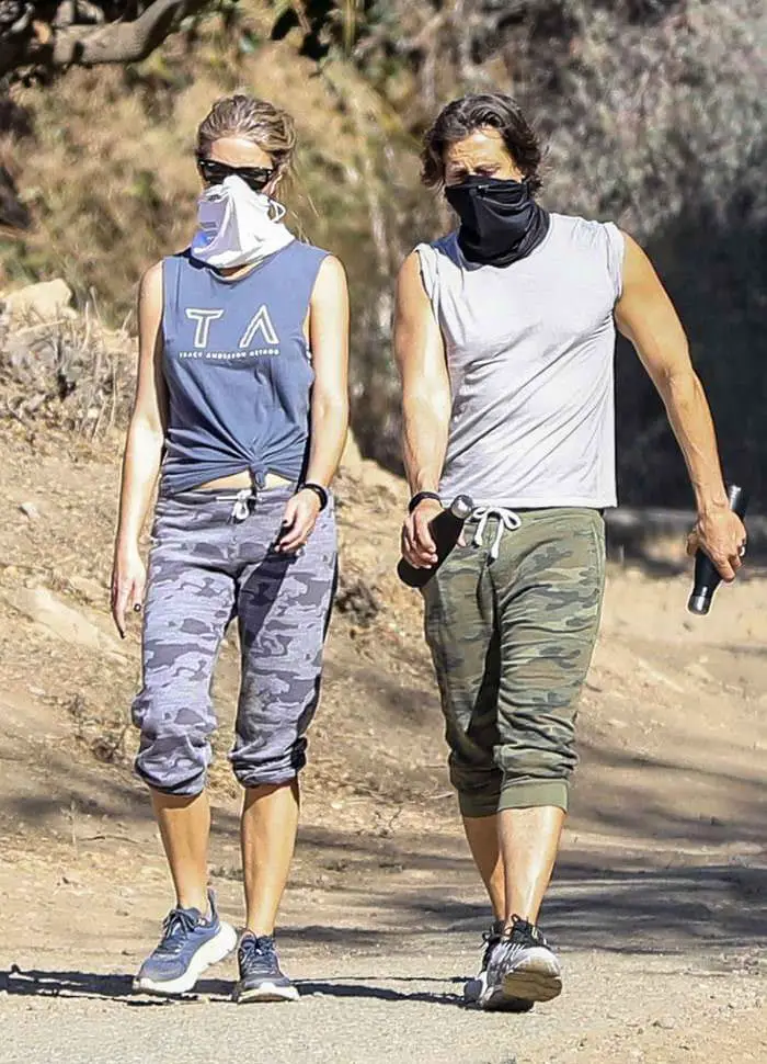 gwyneth paltrow and brad falchuk hiked in a very similar outfits in la 1