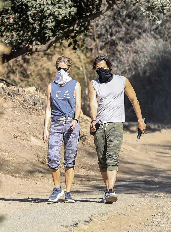 gwyneth paltrow and brad falchuk hiked in a very similar outfits in la 4