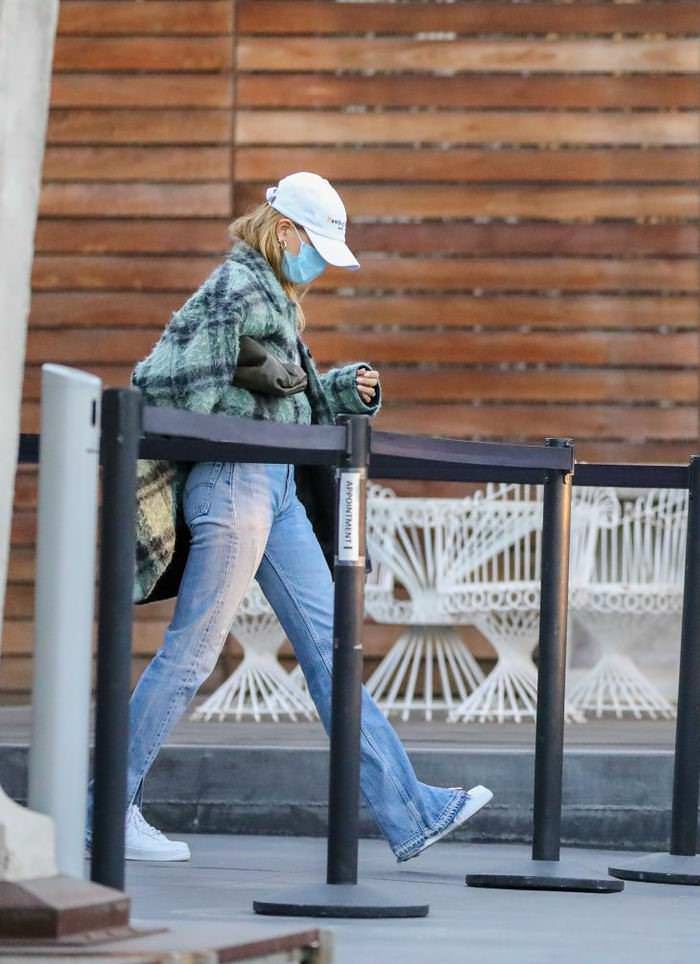 hailey bieber and justin bieber out in christmas shopping at maxfield la 1