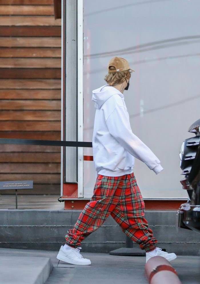 hailey bieber and justin bieber out in christmas shopping at maxfield la 4