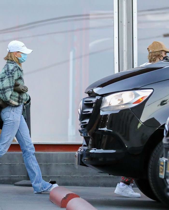 hailey bieber and justin bieber out in christmas shopping at maxfield la 5