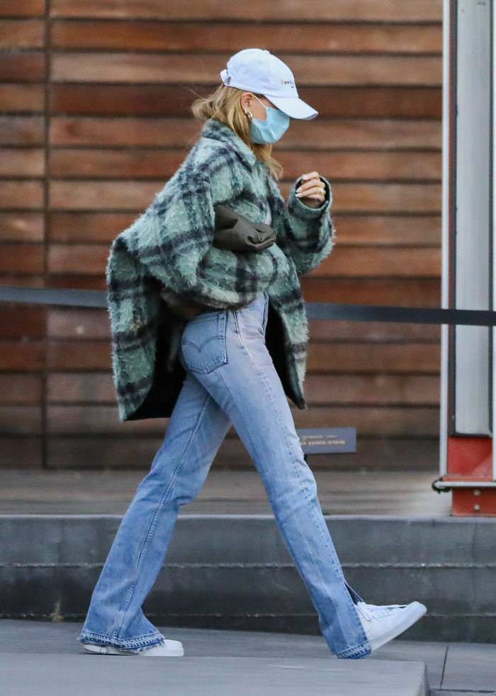 hailey bieber and justin bieber out in christmas shopping at maxfield la 6