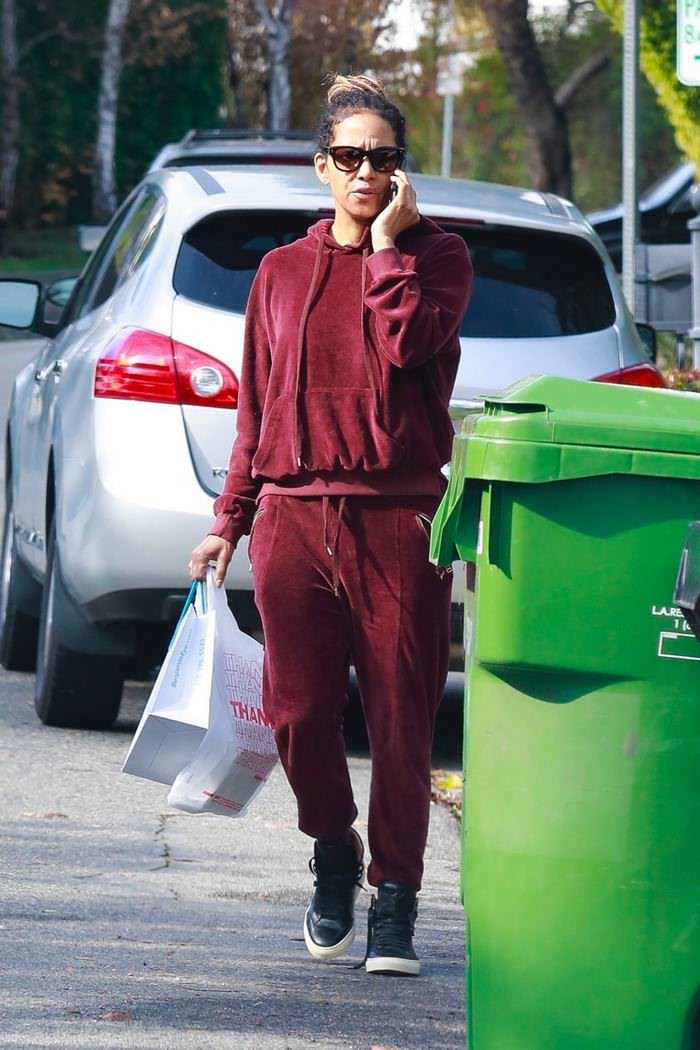 halle berry in tracksuit getting her lunch to go in la 1