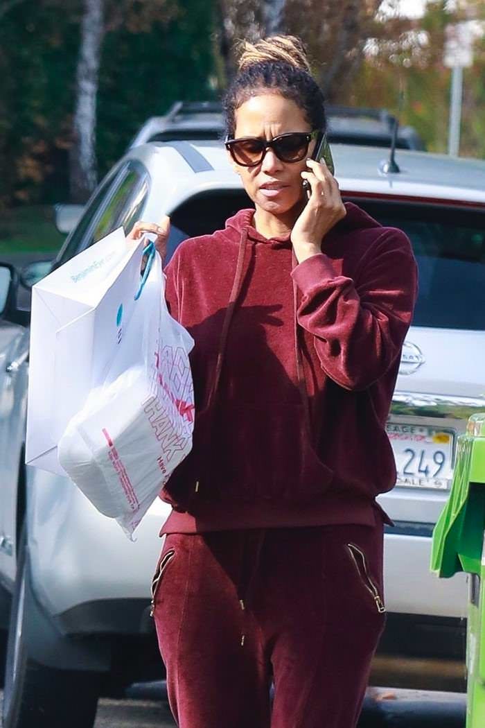 halle berry in tracksuit getting her lunch to go in la 2