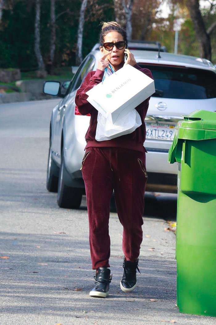 halle berry in tracksuit getting her lunch to go in la 3