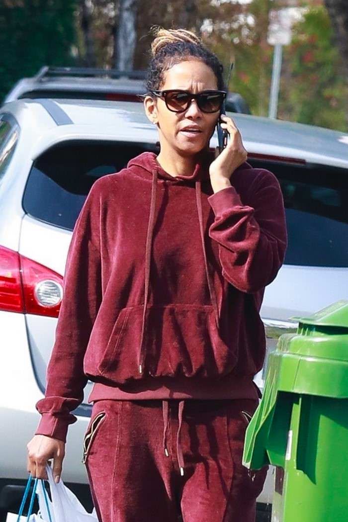 halle berry in tracksuit getting her lunch to go in la 4