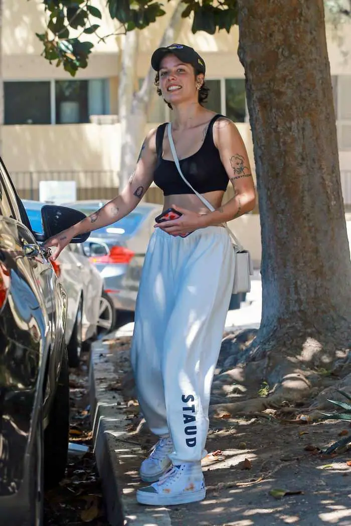 halsey flashes a happy smile in sports bra during a grocery run 2
