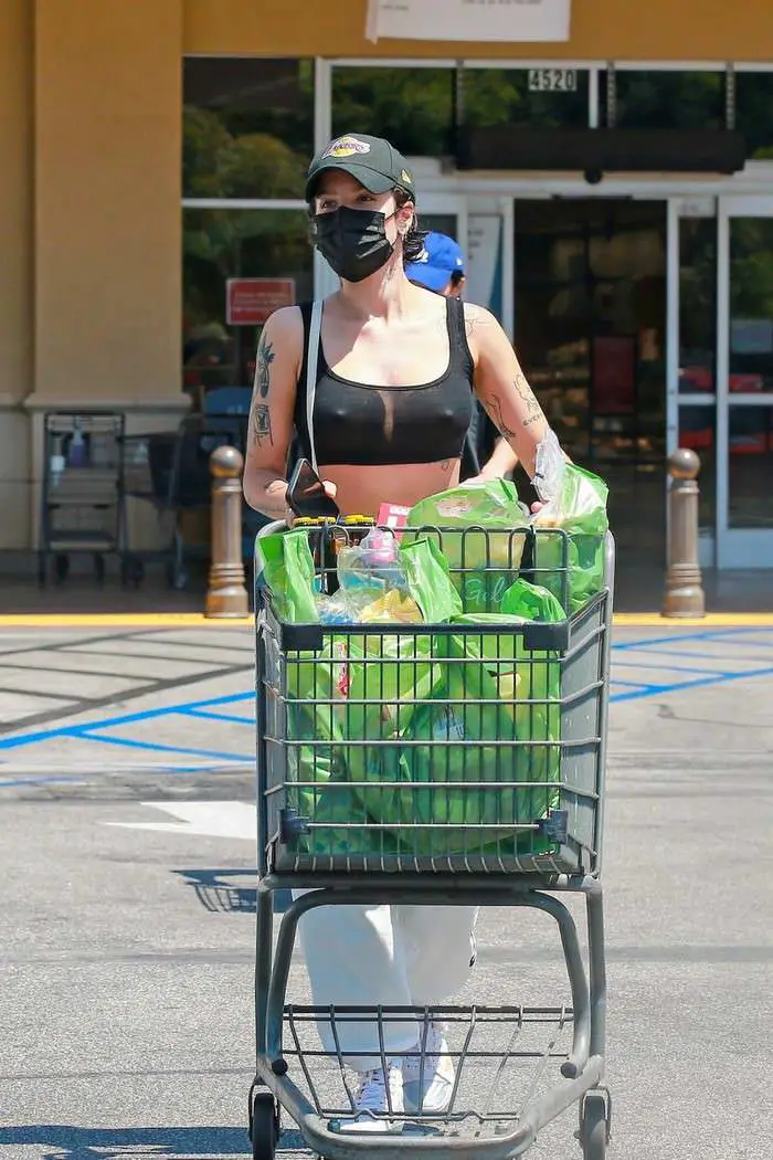 halsey flashes a happy smile in sports bra during a grocery run 3