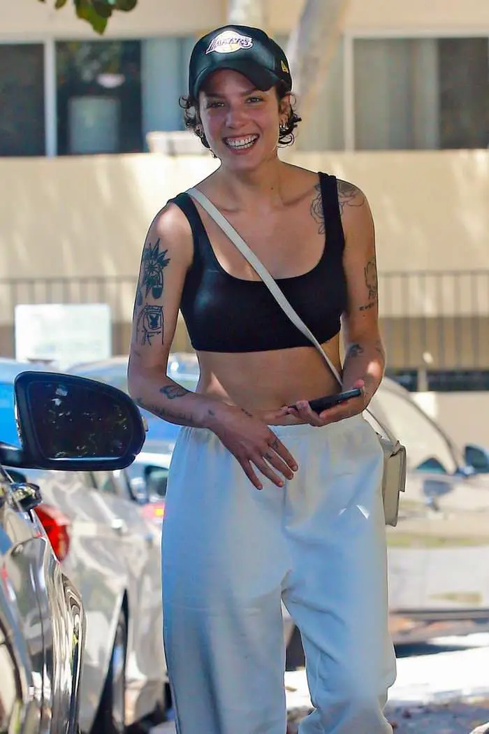 halsey flashes a happy smile in sports bra during a grocery run 4