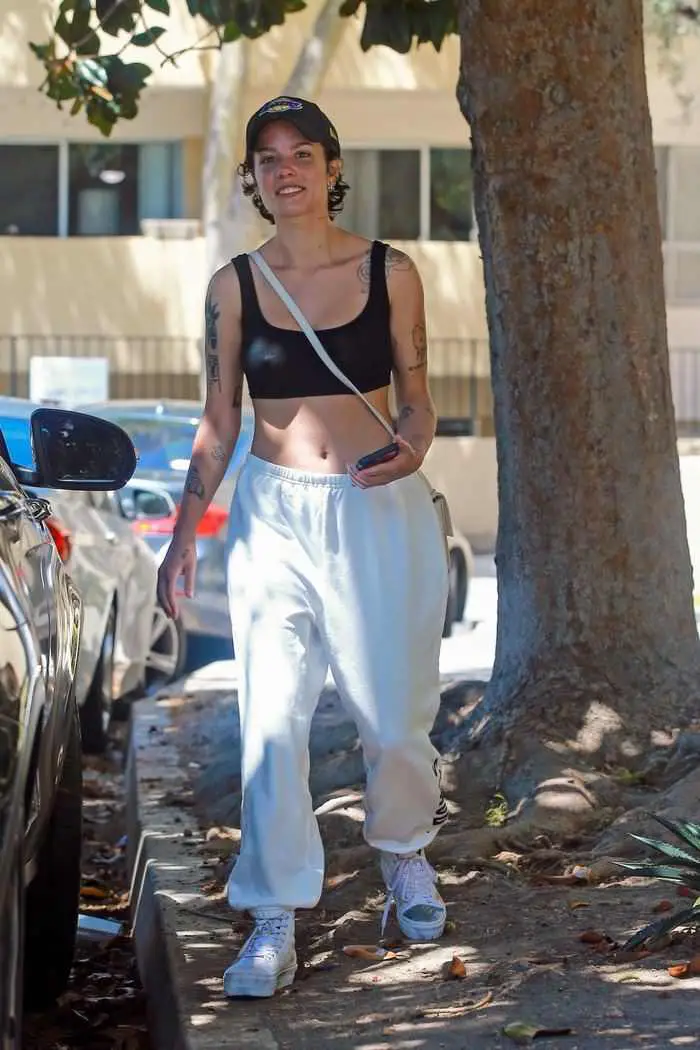 halsey flashes a happy smile in sports bra during a grocery run 5