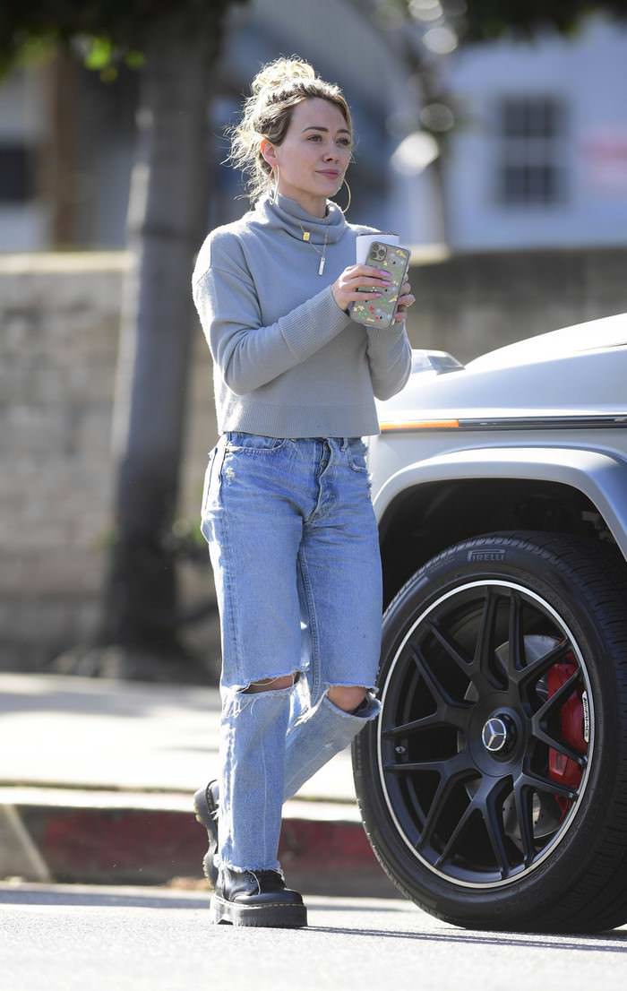 hilary duff in levi s ripped jeans out in los angeles 1