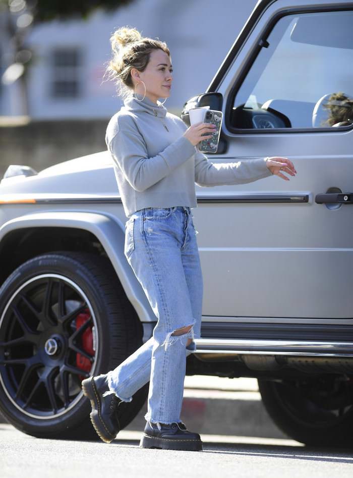 hilary duff in levi s ripped jeans out in los angeles 2