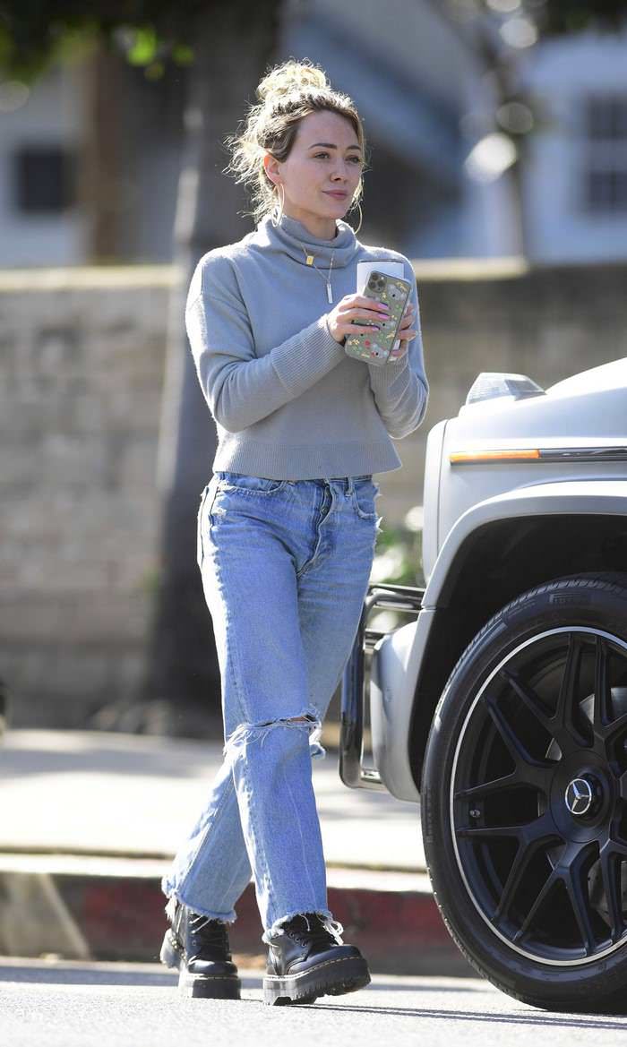 hilary duff in levi s ripped jeans out in los angeles 3