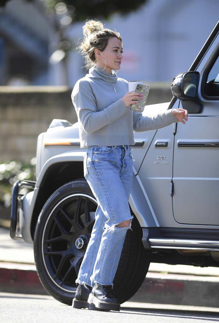 hilary duff in levi s ripped jeans out in los angeles 4