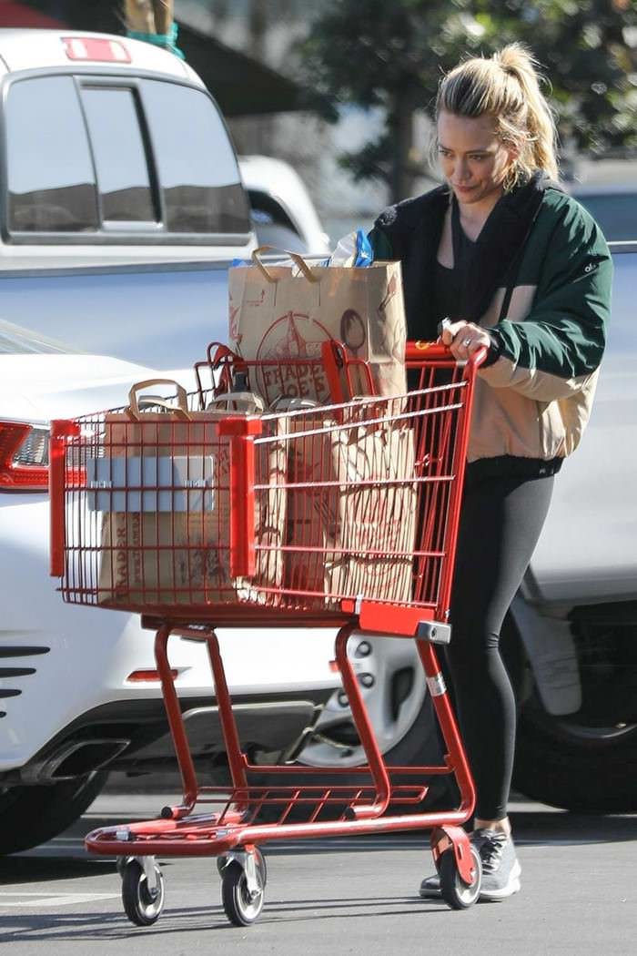 hilary duff outside trader joe s grocery store in la 2