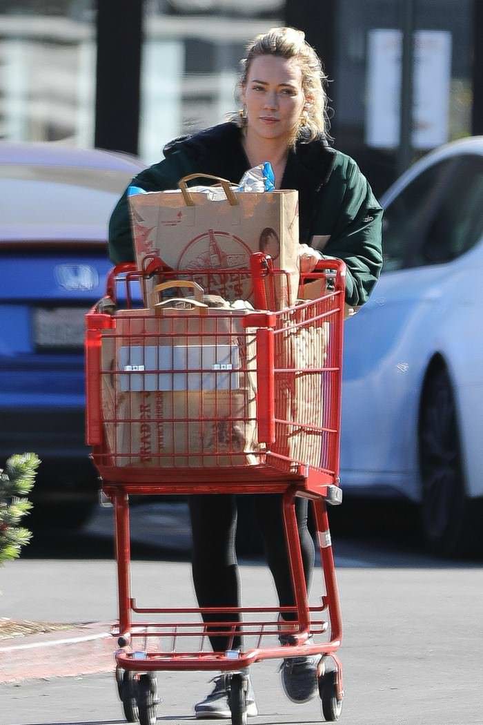 hilary duff outside trader joe s grocery store in la 3