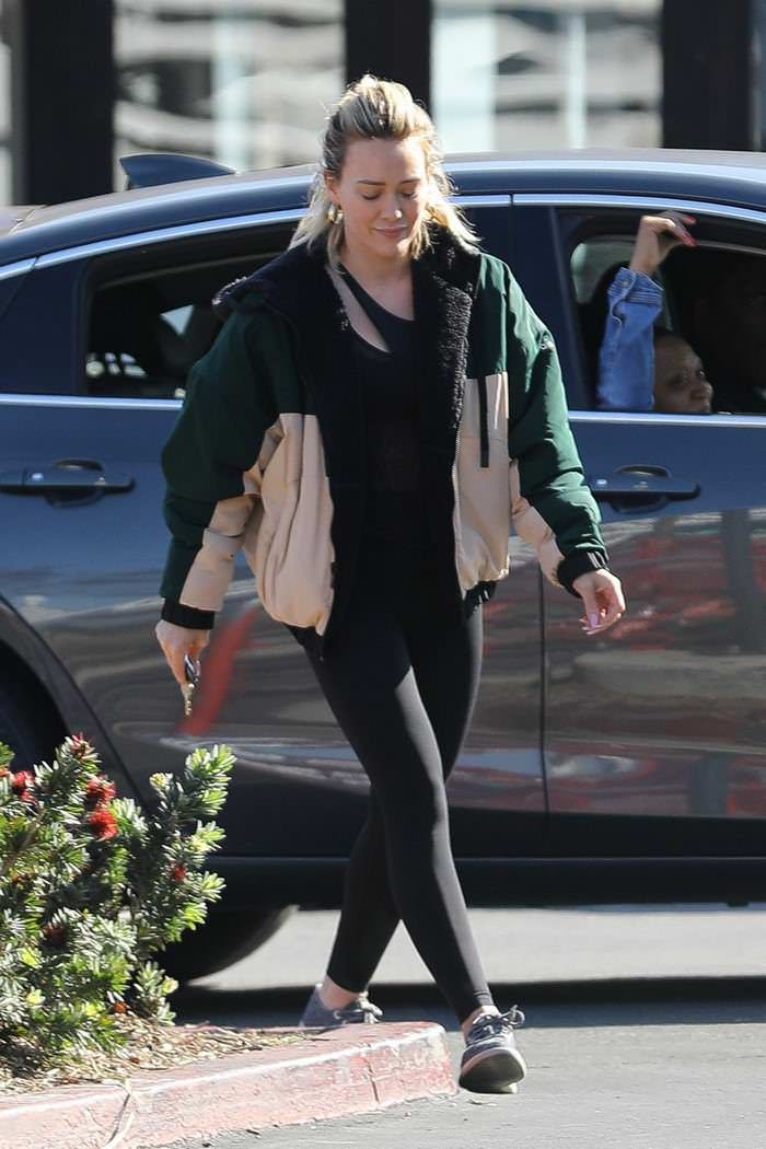 hilary duff outside trader joe s grocery store in la 4