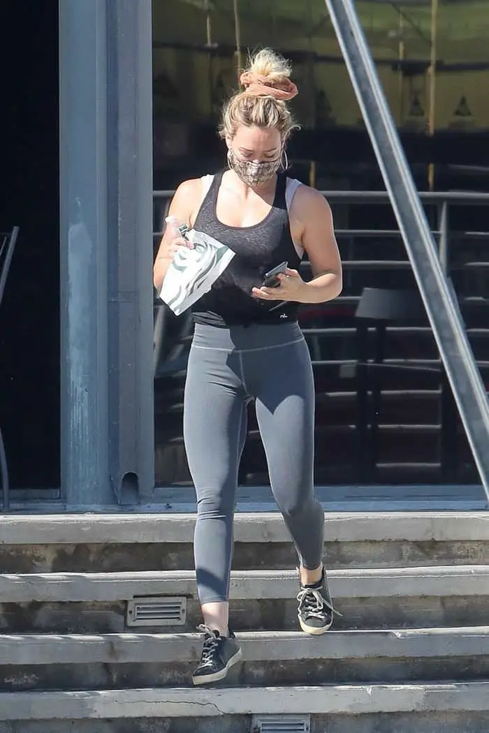 hilary duff stops for a pre workout drink at starbucks in la 3