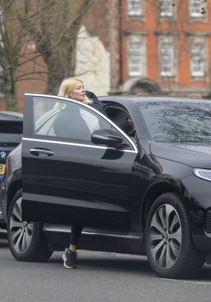 holly willoughby running errands in london 3