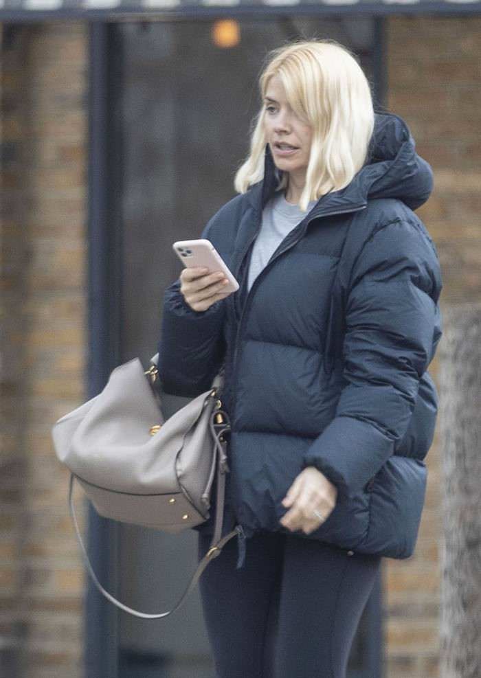 holly willoughby running errands in london 4