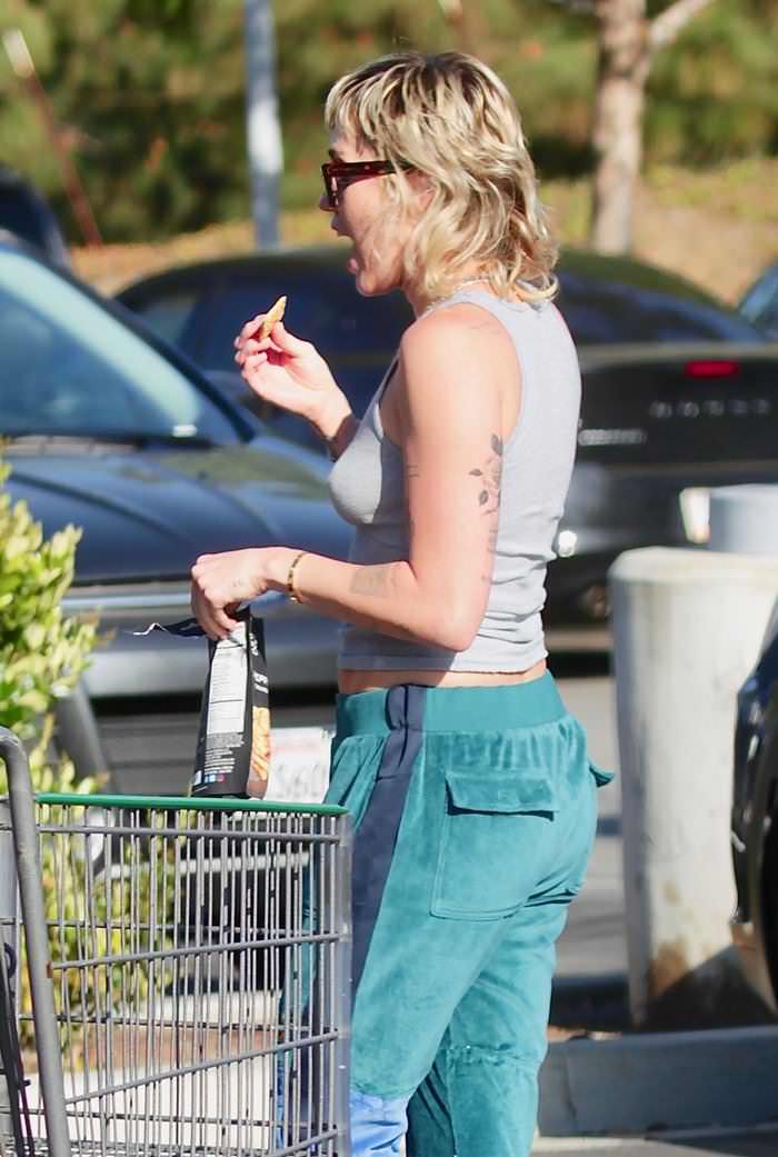 hot couple miley cyrus and cody simpson grocery shopping 4