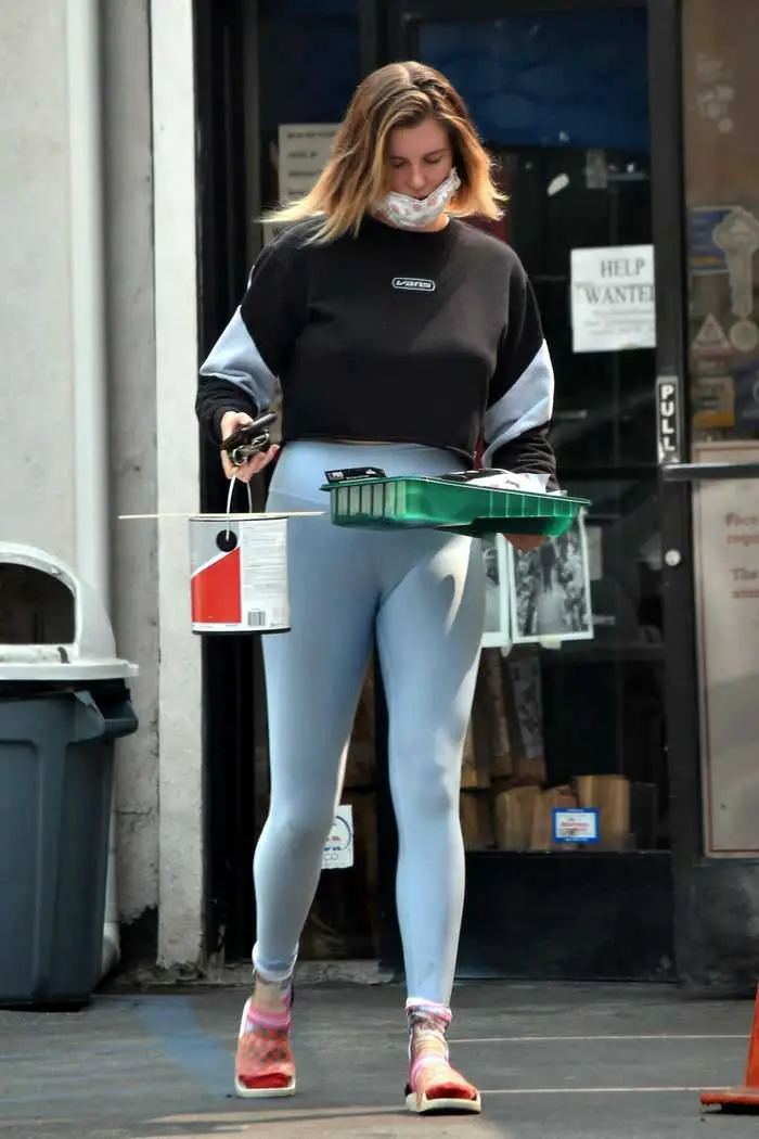 ireland baldwin shows off her fit figure in sports outfit 3