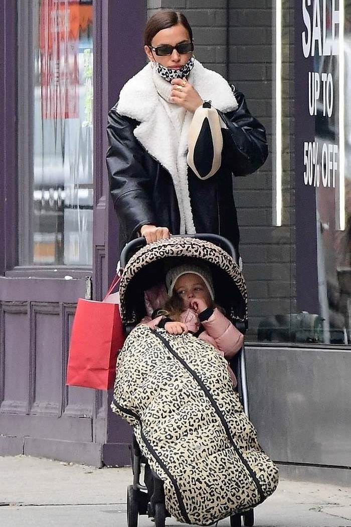 irina shayk looks chic while stroll in new york with her daughter lea 1