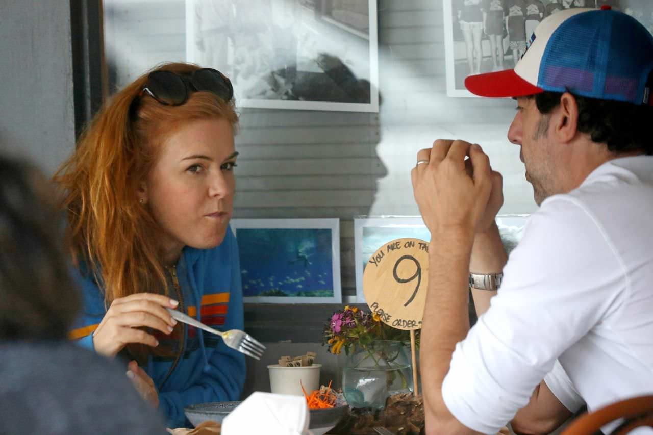 isla fisher and sacha baron cohen enjoyed a low key breakfast in sydney 1