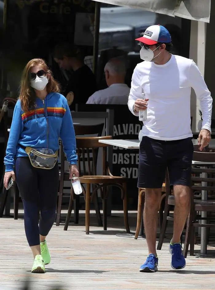 isla fisher and sacha baron cohen enjoyed a low key breakfast in sydney 2
