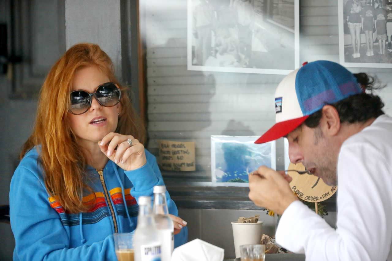 isla fisher and sacha baron cohen enjoyed a low key breakfast in sydney 3