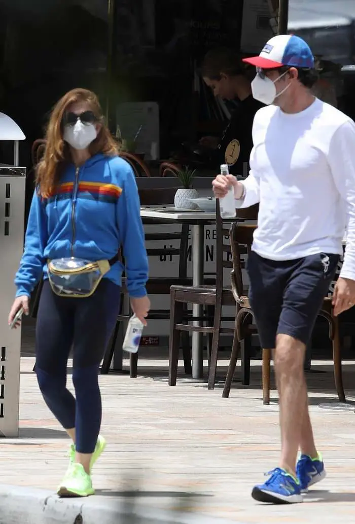 isla fisher and sacha baron cohen enjoyed a low key breakfast in sydney 4