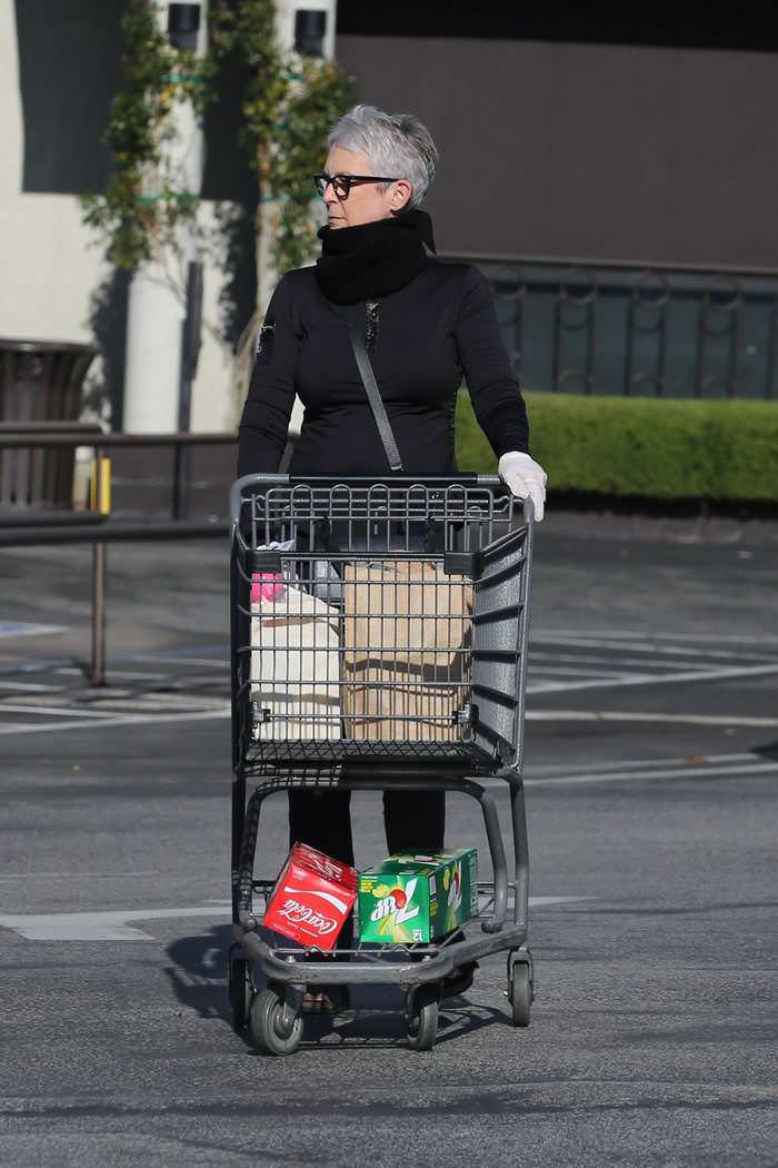 jamie lee curtis grocery shopping in pacific palisades 1