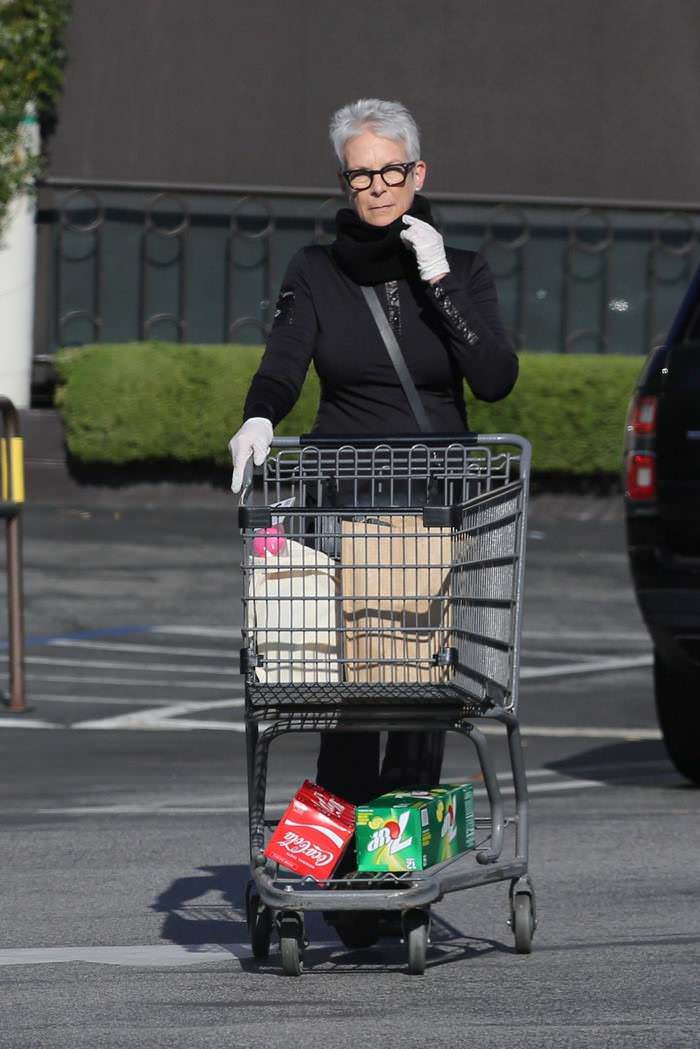 jamie lee curtis grocery shopping in pacific palisades 2