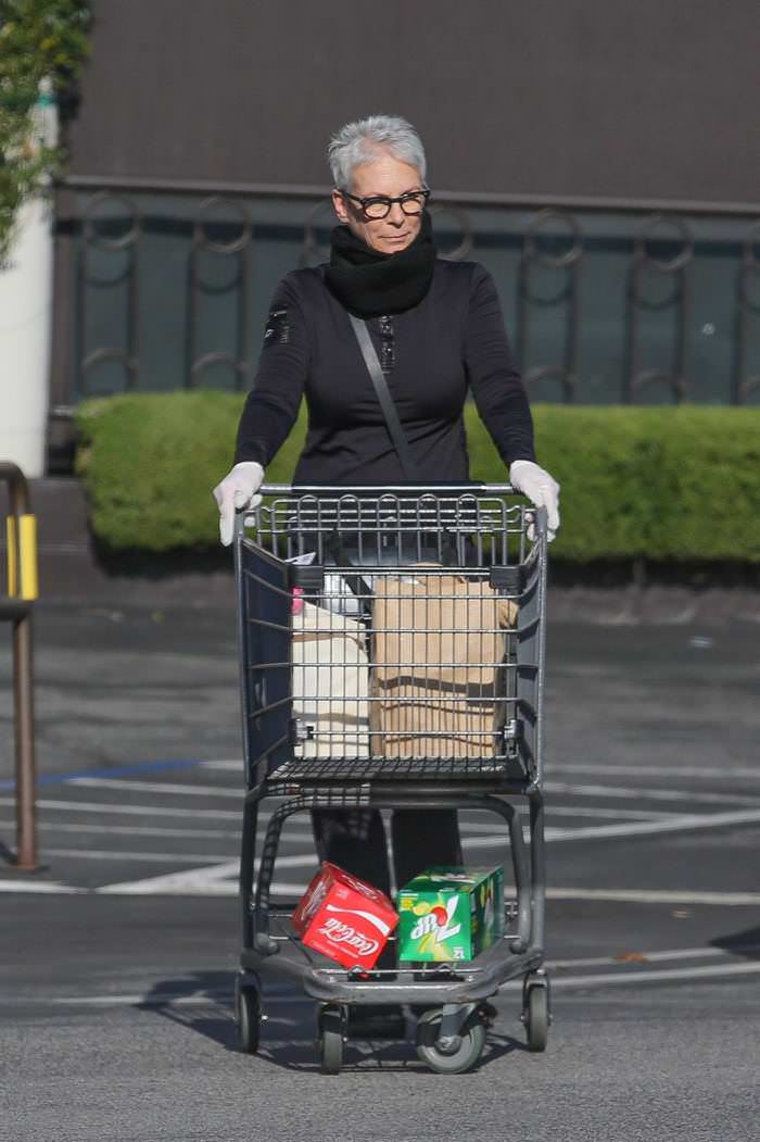 jamie lee curtis grocery shopping in pacific palisades 3