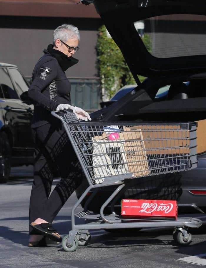 jamie lee curtis grocery shopping in pacific palisades 4
