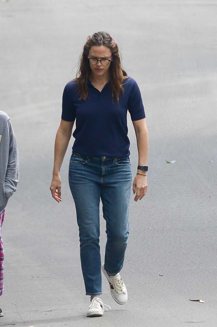 jennifer garner goes for a walk in la with daughter 1