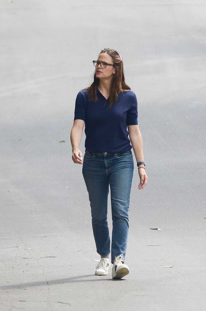 jennifer garner goes for a walk in la with daughter 2