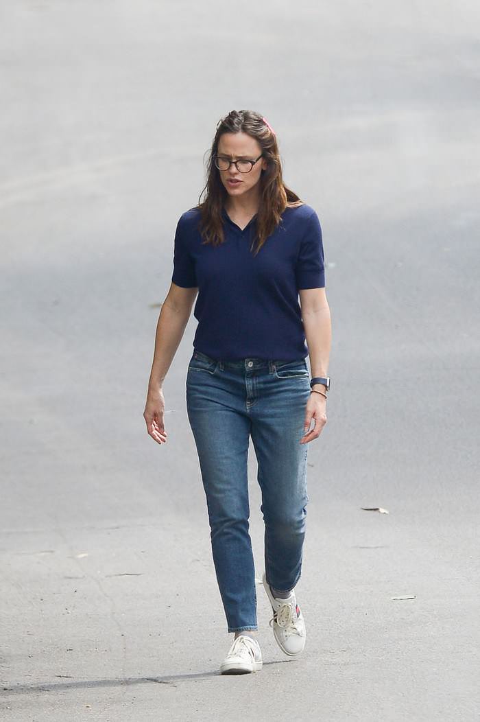 jennifer garner goes for a walk in la with daughter 3