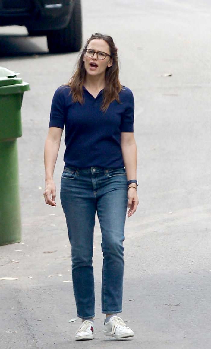 jennifer garner goes for a walk in la with daughter 4