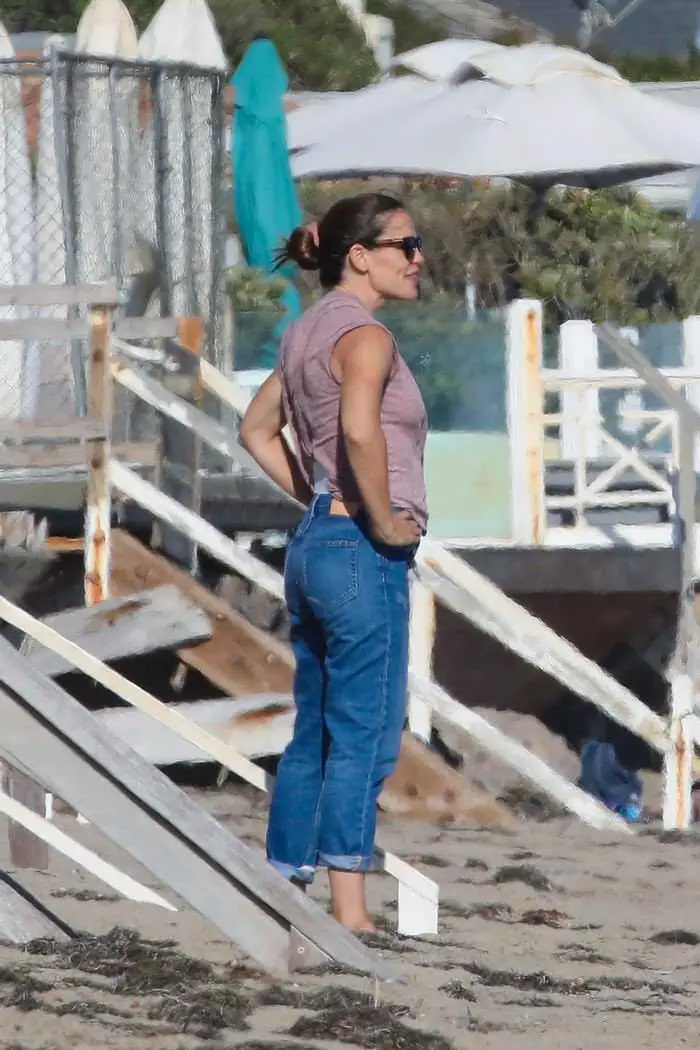 jennifer garner on the beach in malibu with friends 1