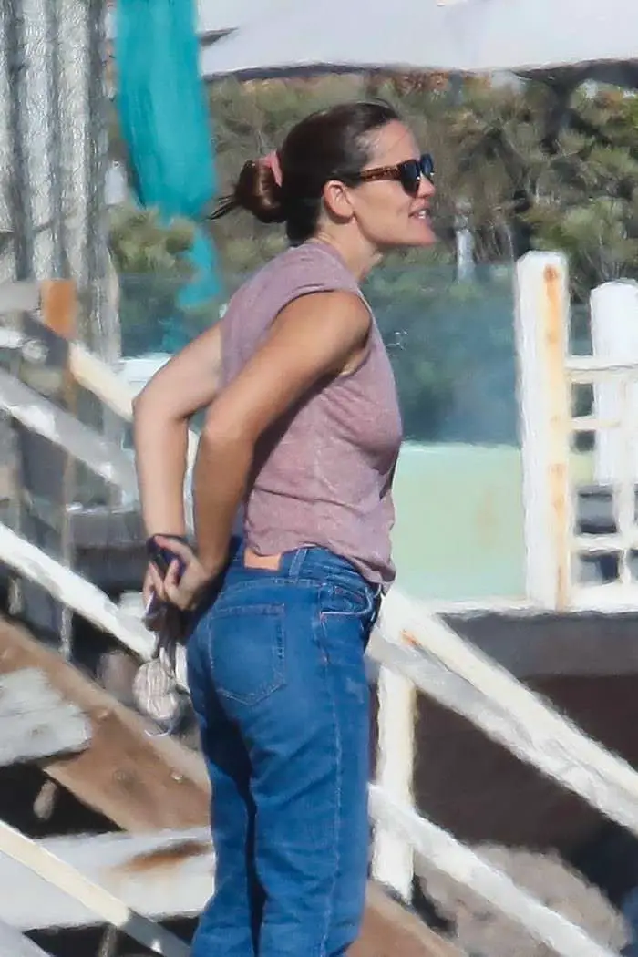 jennifer garner on the beach in malibu with friends 2