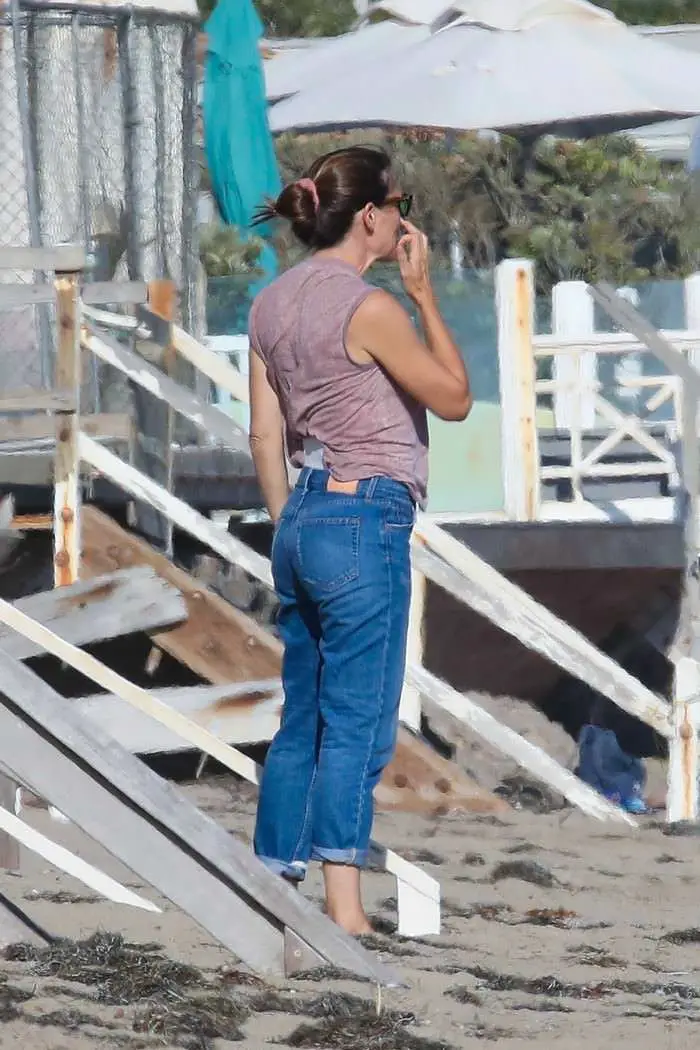 jennifer garner on the beach in malibu with friends 3