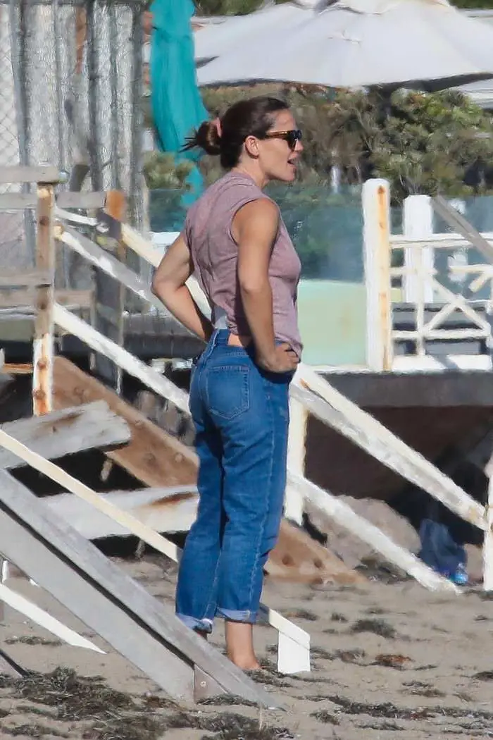 jennifer garner on the beach in malibu with friends 4