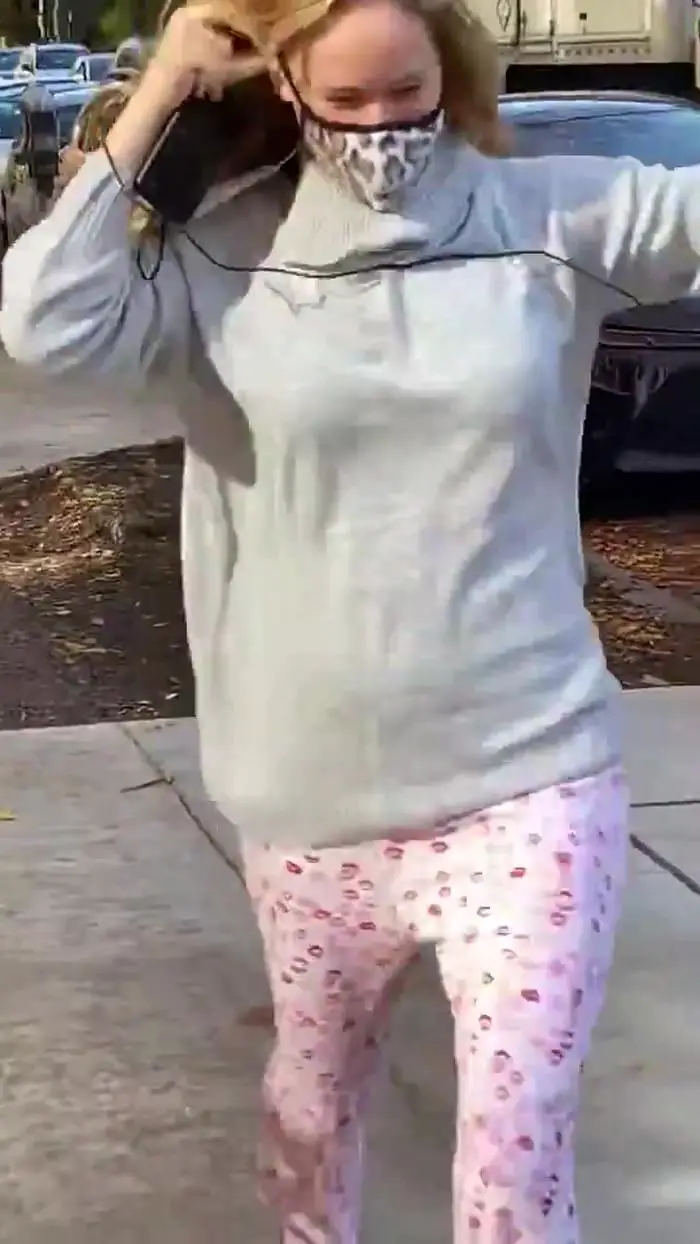 jennifer lawrence runs in pajama outside her apartment to celebrate joe biden s win 4