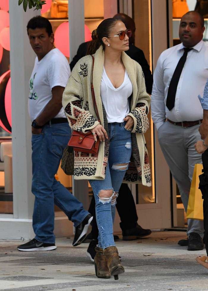 jennifer lopez last minute christmas shopping in miami 4