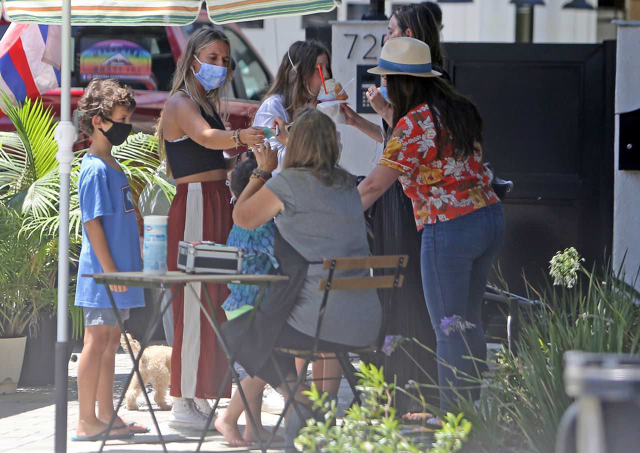 jennifer love hewitt enjoy a shaved ice party in her front yard 2