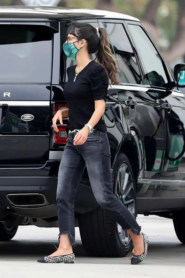 jordana brewster looked chic as she was pumping gas in brentwood 1