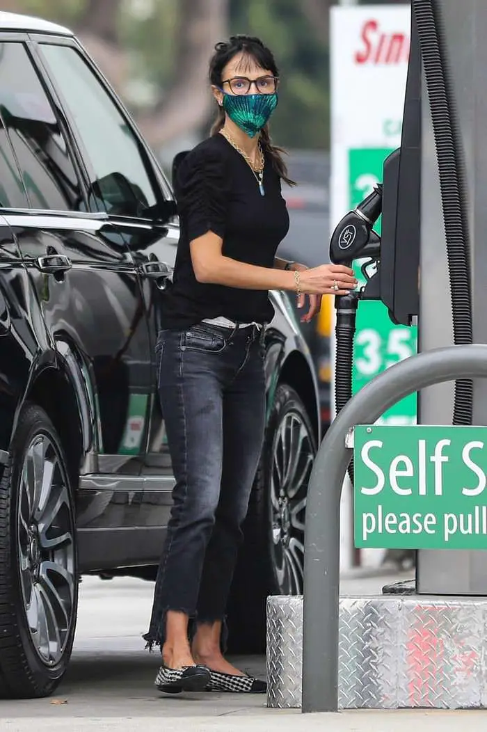 jordana brewster looked chic as she was pumping gas in brentwood 3