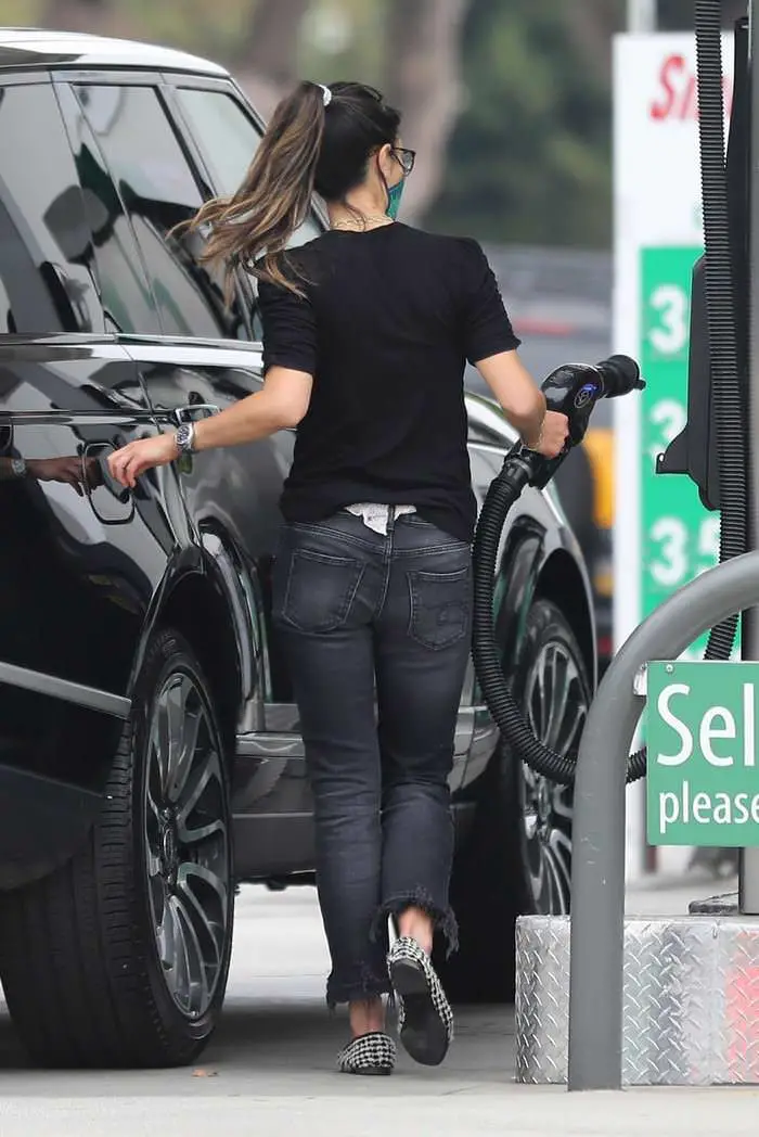 jordana brewster looked chic as she was pumping gas in brentwood 4